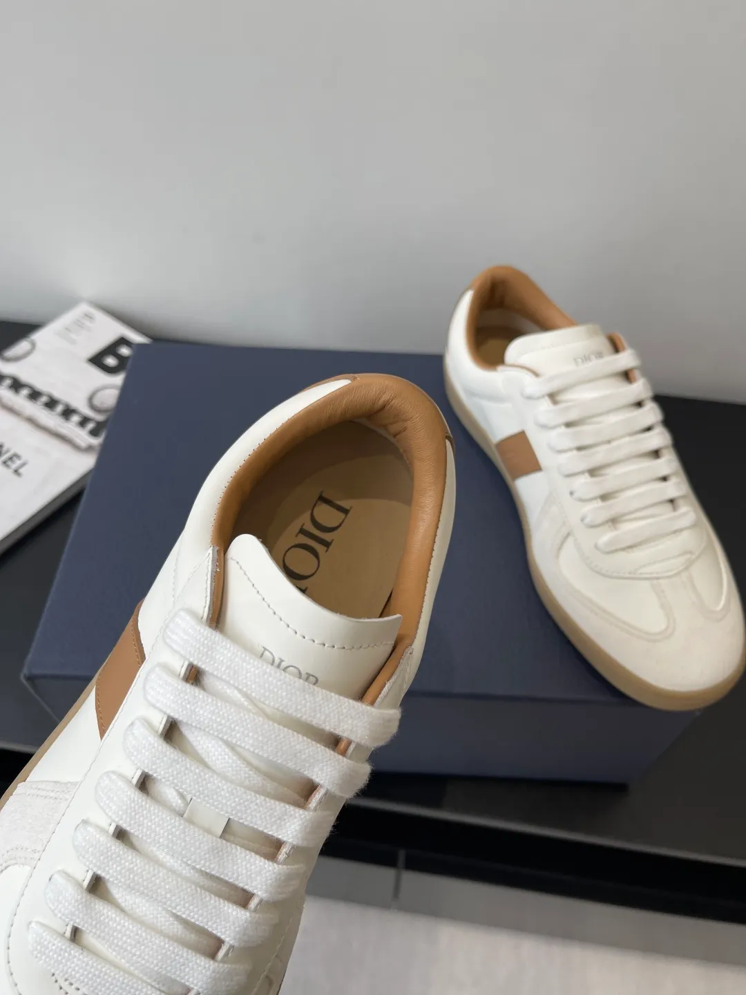 Factory price: 420💰The top version of Dior 25ss new product B01 moral training shoes. The toe size design of the couple's style is a bit wider. The upper foot comfort is perfect. The thread is beautiful. Perfectly suitable for trousers. Decorated with various classic details. It is the ideal choice for daily styling. It can be matched with various casual items to create exquisite shapes. Fabric first layer cowhide/lining sheepskin T men's shoes💰U original outsole Code number: 38-44, customized 45